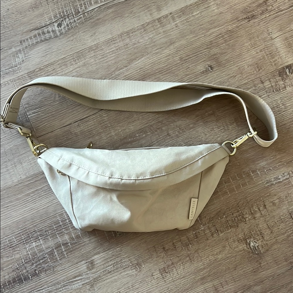 CANVELLE fanny pack.